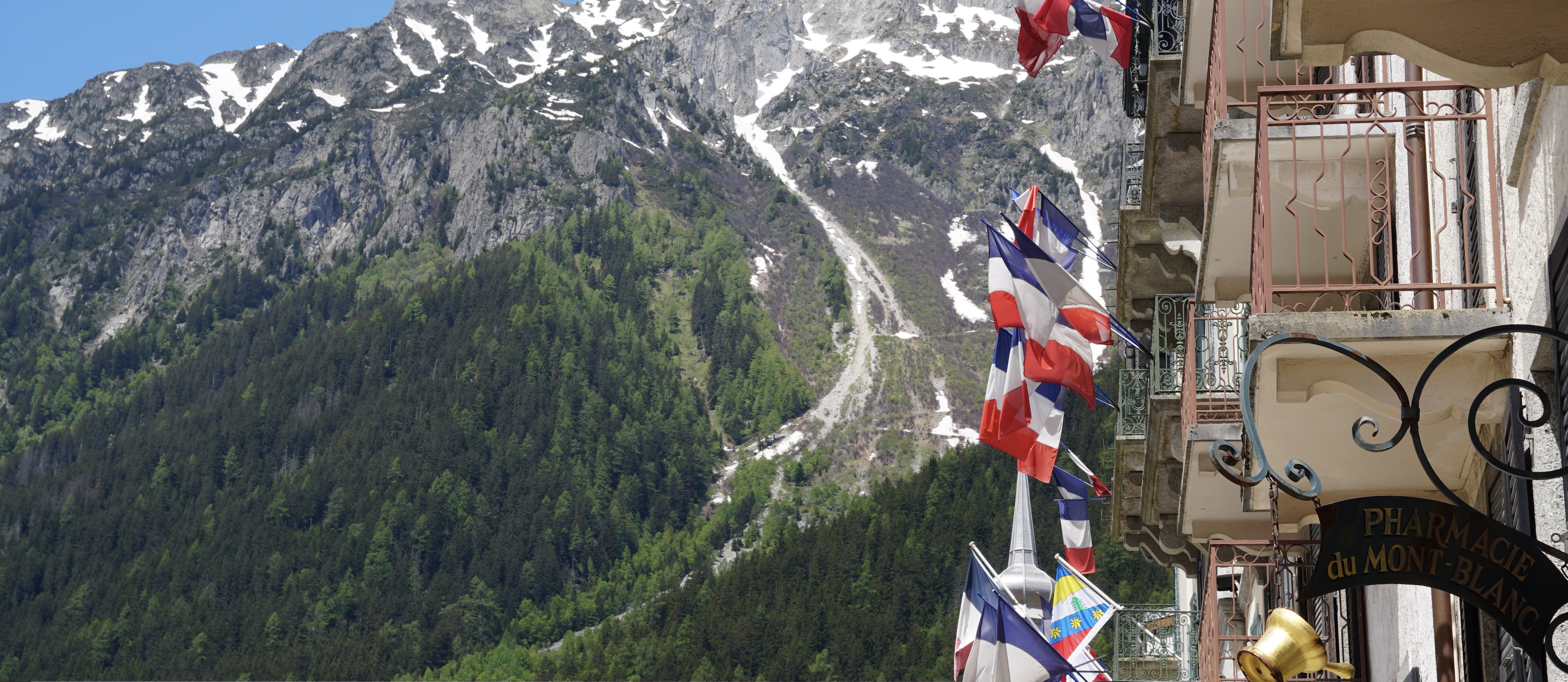 Banderas francesas en Chamonix con montaña al fondo