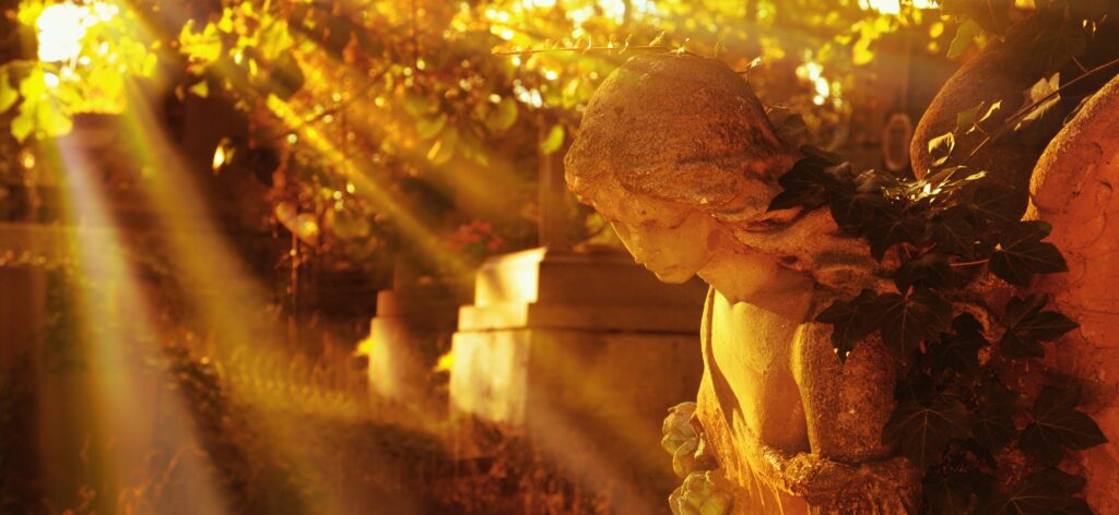 angel cementerio atardecer