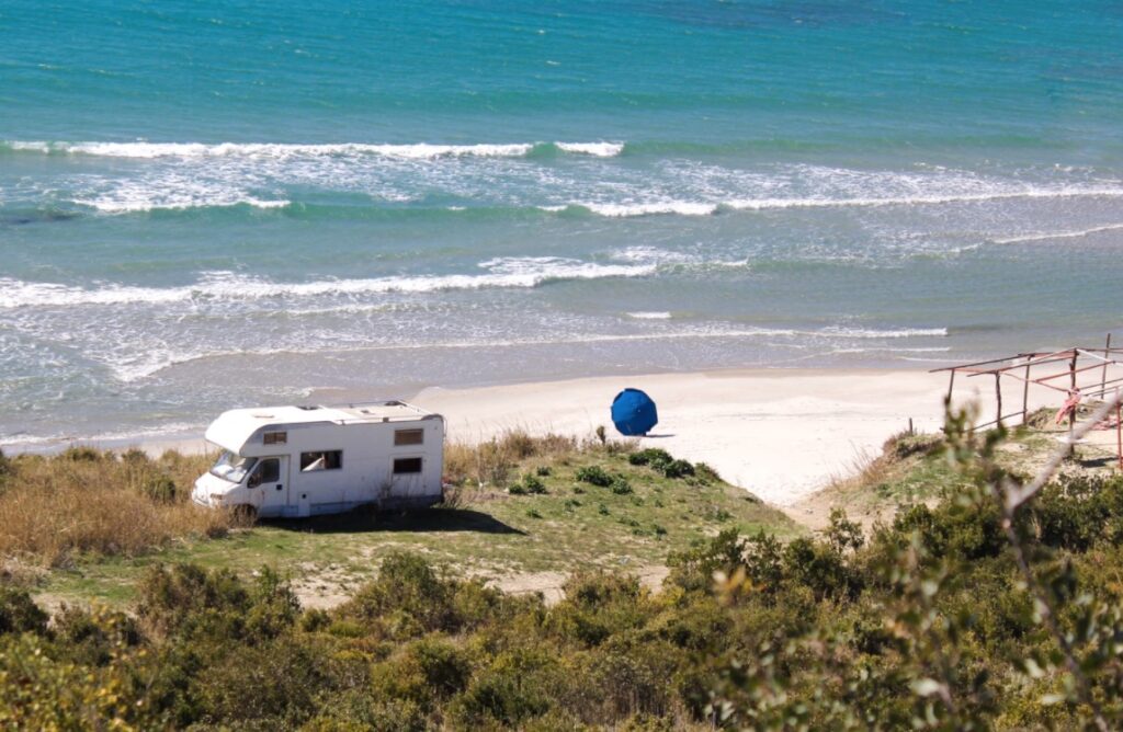 Autocaravana en playa desierta